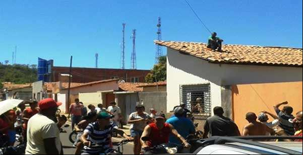 Após esfaquear vítima, homem sobe em telhado para escapar de linchamento