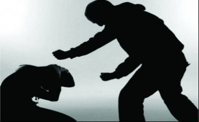 Homem usa drogas e espanca mulher na frente dos filhos