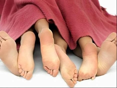 Marido vai com esposa e amigo a motel; não paga a conta e foge