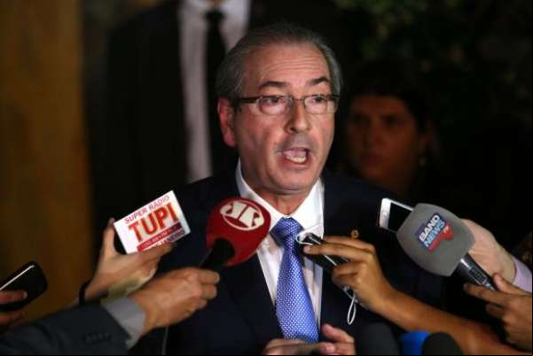 Cunha "estranha" decisão do STF, fala em retaliação e diz que vai recorrer do afastamento