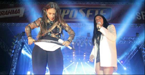 Fãs arremessam cuecas para dupla Simone e Simaria durante show