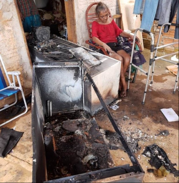 Idosa fica ferida após explosão de botijão de gás em residência