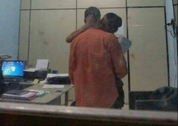 Secretário de saúde é flagrado aos beijos com assistente