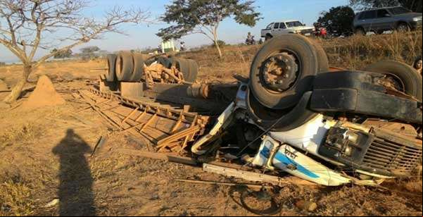 Motorista morre preso Ã s ferragens apÃ³s capotamento na MT-320