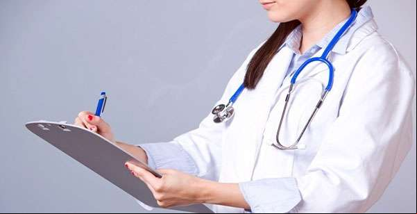MÃ©dica Ã© agredida por paciente ao ser flagrada no celular durante plantÃ£o