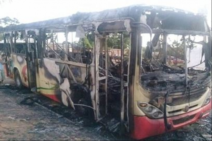 MT: Ônibus coletivo é incendiado em avenida 