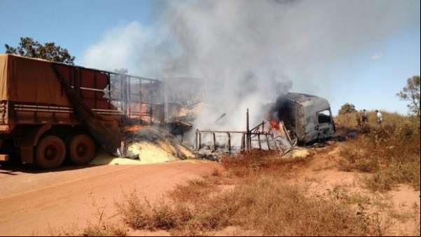 Carretas batem de frente e pegam fogo em rodovia de MT