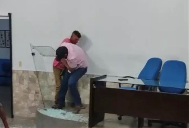 Homem entra na Câmara durante sessão e ameaça vereador com arma de fogo