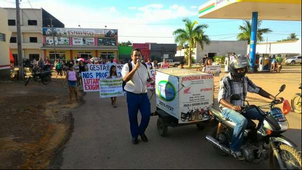 Profissionais da educação pública de Colniza, faz caminhada pelas ruas da cidade