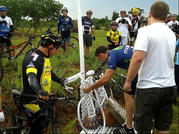 Ciclistas protestam em rodovia de MT após atropelamento e morte de amigo