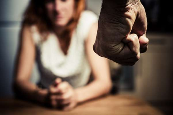 Violência doméstica mata cinco mulheres por hora diariamente em todo o mundo