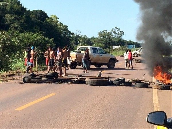 BR-163 é bloqueada por índios no Nortão