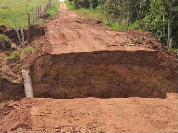 Com moradores ilhados, município decreta situação de emergência