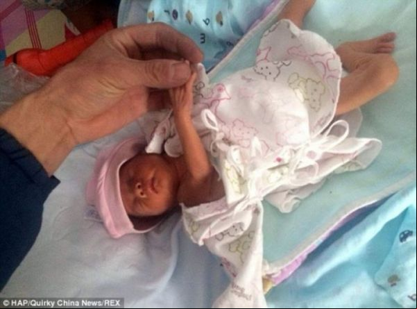 Bebê sobrevive após ser dado como morto e enterrado