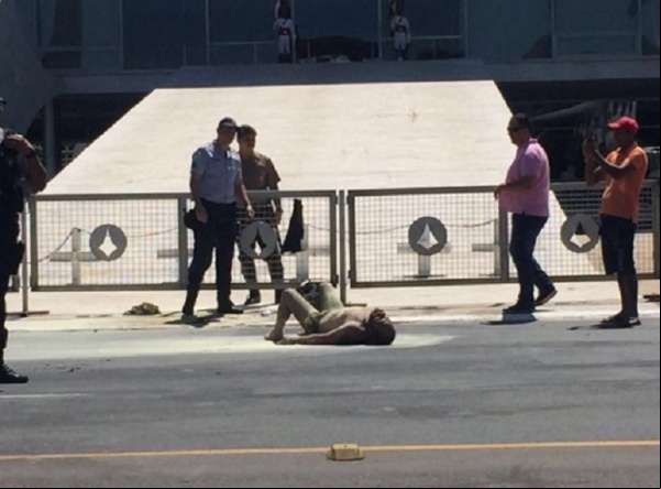 Homem ateia fogo no próprio corpo na frente do Palácio do Planalto
