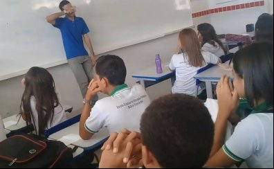 Alunos presenteiam professor que está sem salário