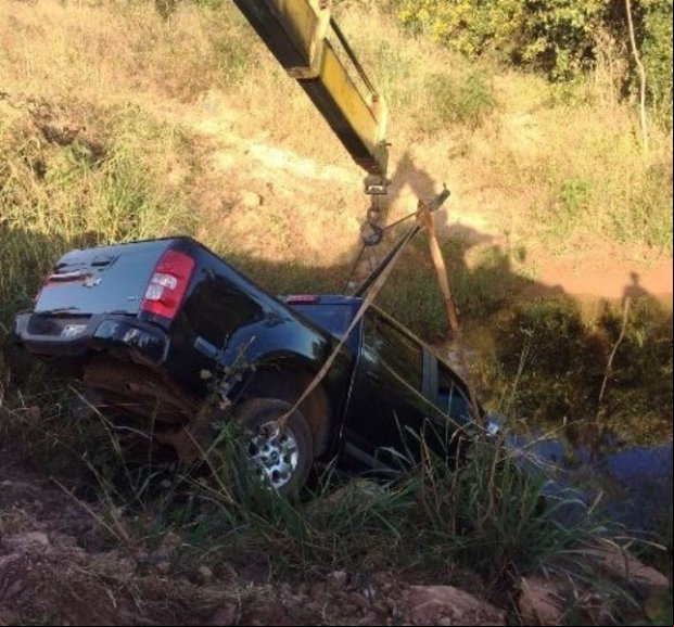 Caminhonete cai em lago após motorista perder controle da direção
