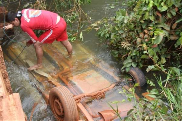 Carro cai de ponte e motorista morre no nortão