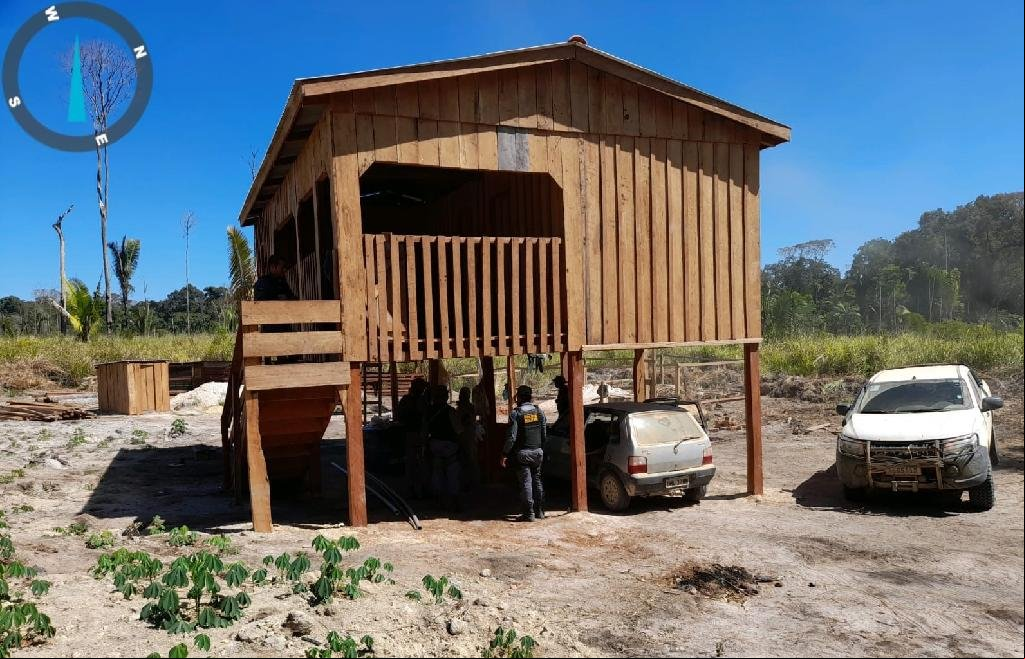 Colniza/MT: Operação da Sema interrompe construção de casa com madeira ilegal na Reserva Guariba Roosevelt