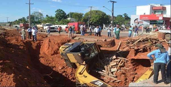 Operador fica ferido após retroescavadeira cair em vala às margens da BR-163