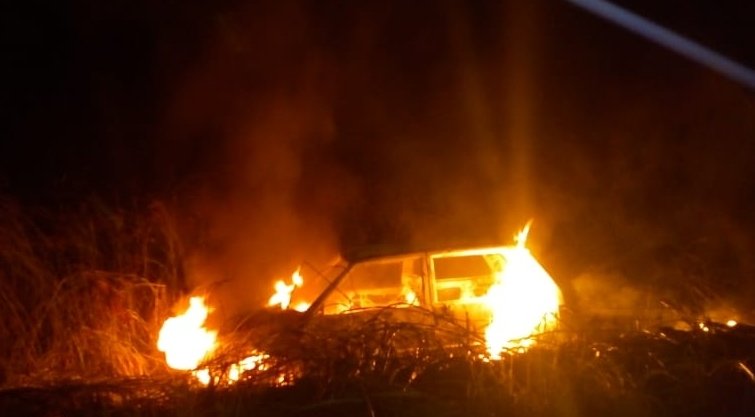 Bandidos sequestram homem, roubam cofre e ateiam fogo em carro
