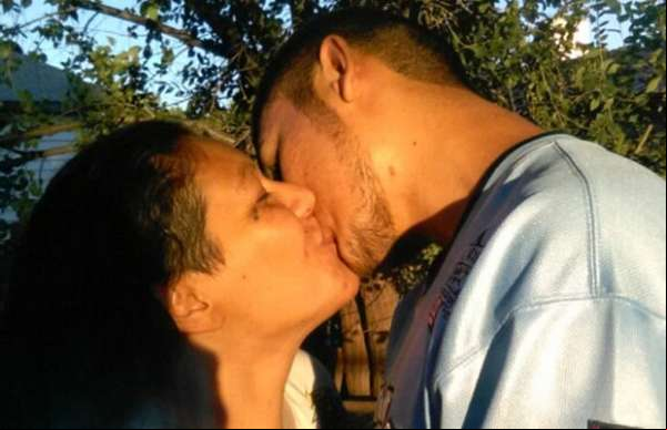 Mãe luta para viver história de amor com filho que deu para adoção 19 anos atrás