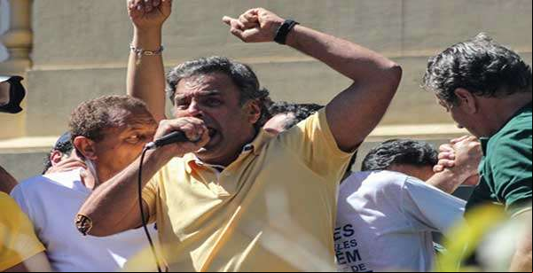 Aécio participa e discursa pela 1ª vez: 'Brasil despertou'