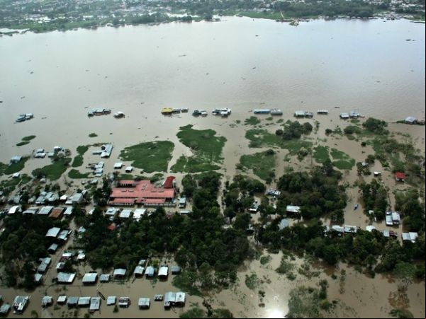 A 28 cm de cota histórica, cheia do Rio Solimões afeta milhares no AM
