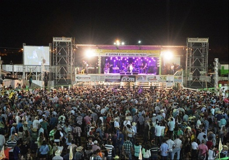Show de Amado Batista lota Arena de Rodeio em Aripuanã