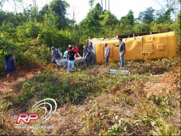 Ônibus escolar capota e mata adolescente de 14 anos