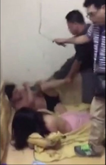Marido pega mulher e amante na cama e bate nos 2