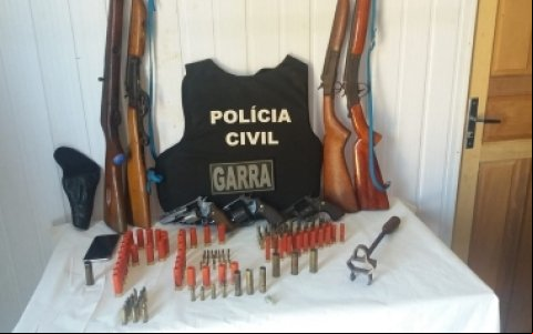 Polícia Civil realiza mega operação "Castanheira segura", prende 5 pessoas e apreende armas de fogo e munições