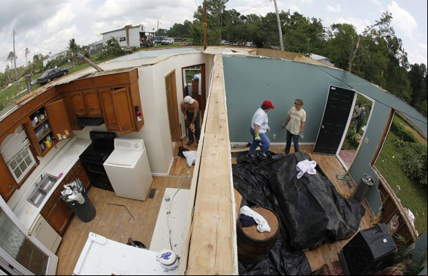 Ventania provoca inúmeros prejuízos em Colniza atingindo telhado de residenciais