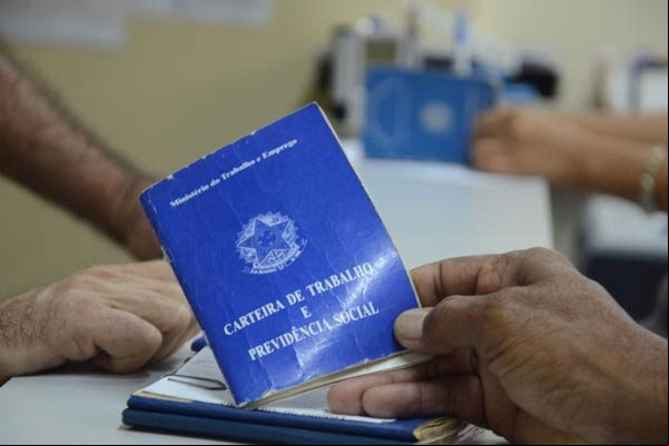 Brasil fecha 20,8 mil vagas de trabalho formal em 2017