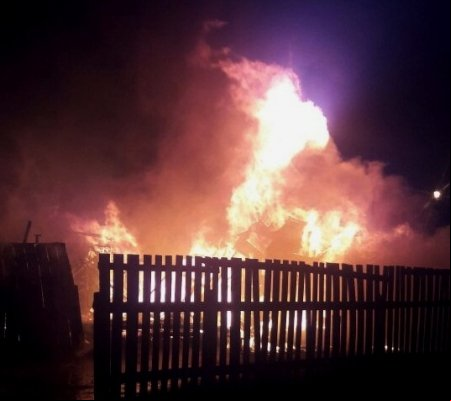  Casa de madeira pega fogo no bairro Cidade Baixa em Aripuanã