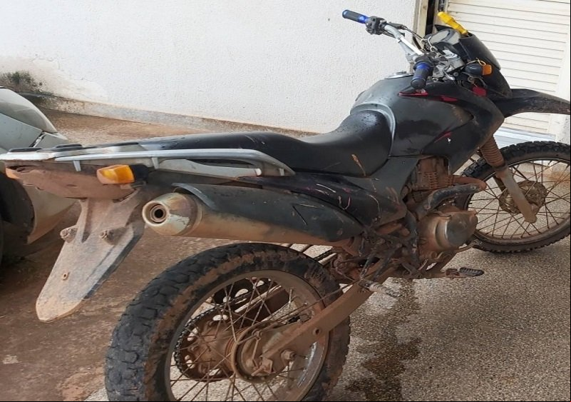 FT de Juína prende homem que invadiu residência para ameaçar família e recupera moto furtada em Aripuanã