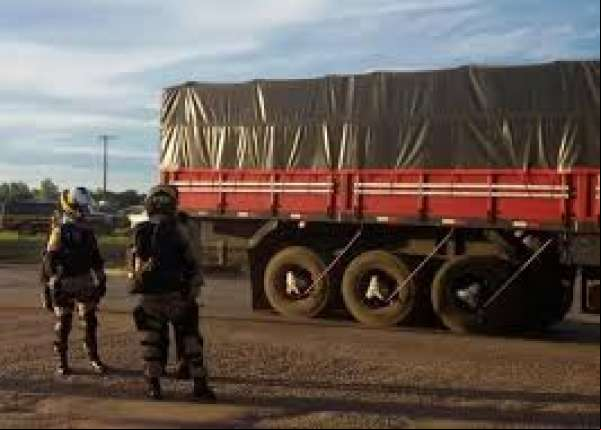 Mãe e filho morrem em acidente entre automóvel e bitrem em Mato Grosso