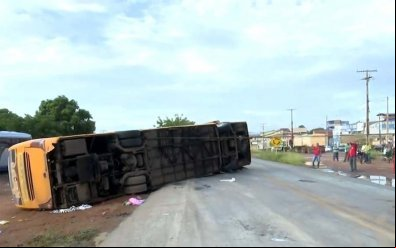 Cinco morrem e mais de 20 ficam feridas após ônibus tombar