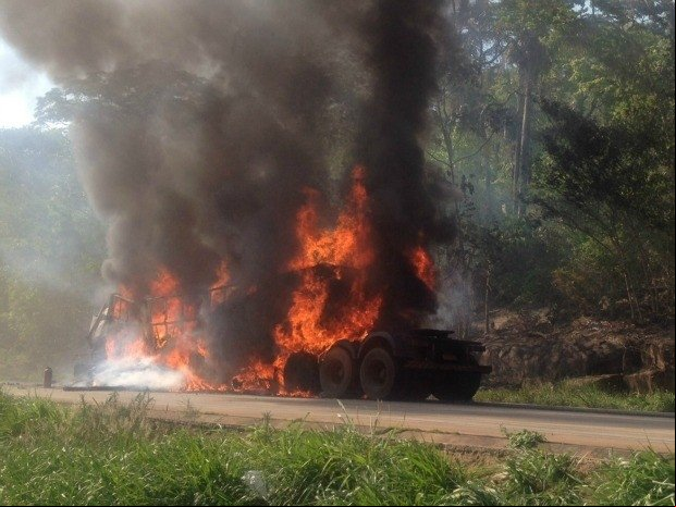 Caminhão e carreta batem de frente, 1 pega fogo e condutor morre na BR-364