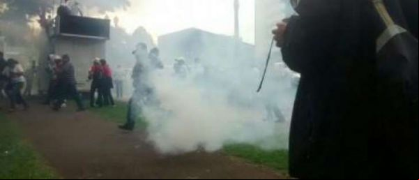 Confronto entre professores e policiais deixa mais de 100 feridos