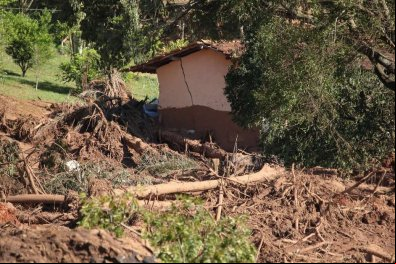Casal saqueia casas vazias em Brumadinho