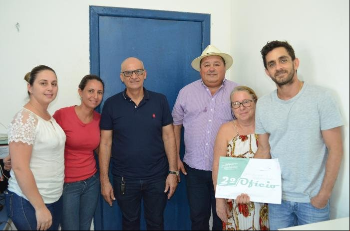 Prefeito Vando acerta com o Tabelião Fábio do cartório para emitir Certidão e Registro de Nascimento do bebê ainda no hospital.