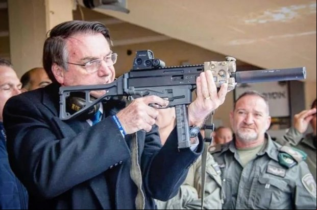 Decreto de Bolsonaro que regulamenta uso e porte de armas no país libera compra de fuzil por qualquer cidadão