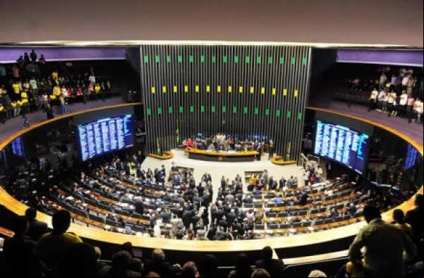 Plenário da Câmara volta atrás e derruba mandatos de cinco anos