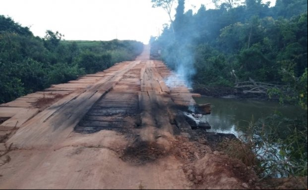 Fogo destrói parte da cabeceira de ponte em rodovia de MT