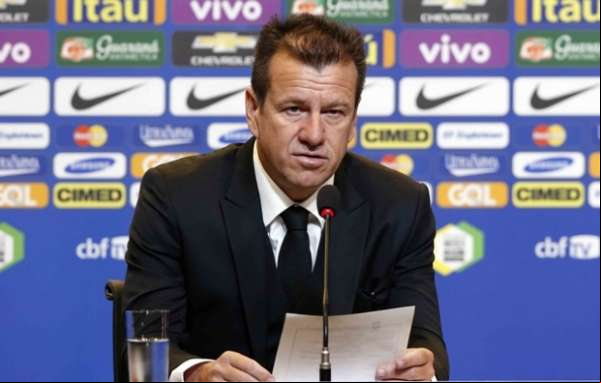 Dunga recebe ultimato da CBF e segue na seleção