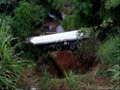 Carreta perde controle e cai em ribanceira na BR-364