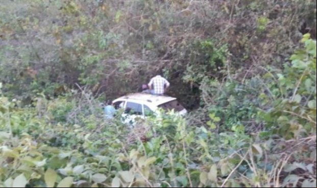 Casal fica ferido após carro cair em ribanceira às margens da BR-163