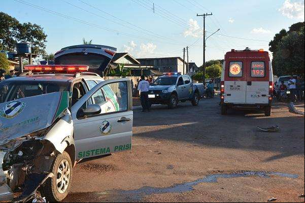 Aripuanã: Caminhonete destrói cerca e invade comércio após batida em carro carcerário