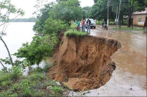 Chuva forte alaga ruas e escola de cidade de MT